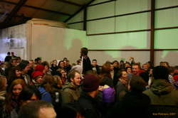 Æla starts playing from the middle of the crowd

