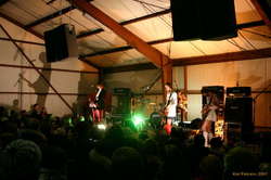 Æla in full rock mode
