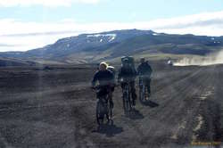 Bikers heading west on Landmannaleið
