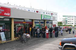 Lining up for some gamlaís, on a warm summers day
