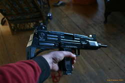 Cool toys, this uzi is full steel
