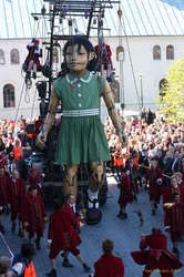 The giantess and her lilliputians
