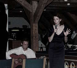 Tótta singing
