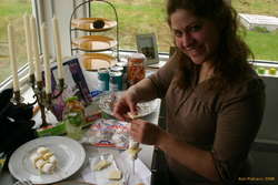 Bel preparing desert
