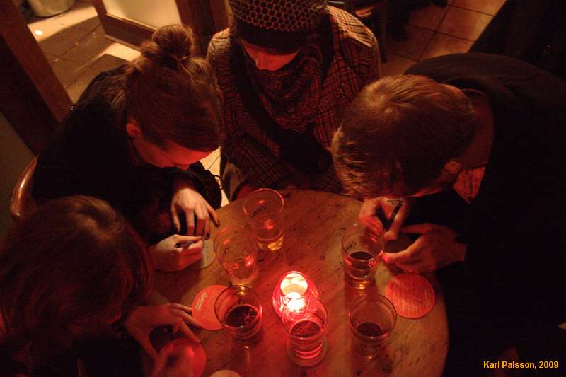 Writing christmas cards for Óli.
