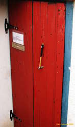 Hammer door
